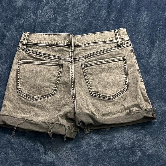 Express Gray Distressed Shortie Mid Rise Size 6 Shorts - Picture 2 of 5
